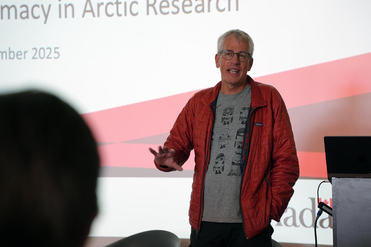 Mann står og snakker